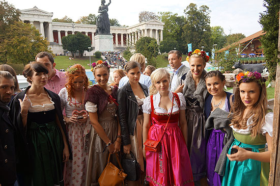 Am Ende ging es nach dem Styling bei Lippert's am Nachmittag in die Käfer Schänke - der Beginn eines Nachmittags auf dem Oktoberfest 2014 (©Foto: Martin Schmitz)